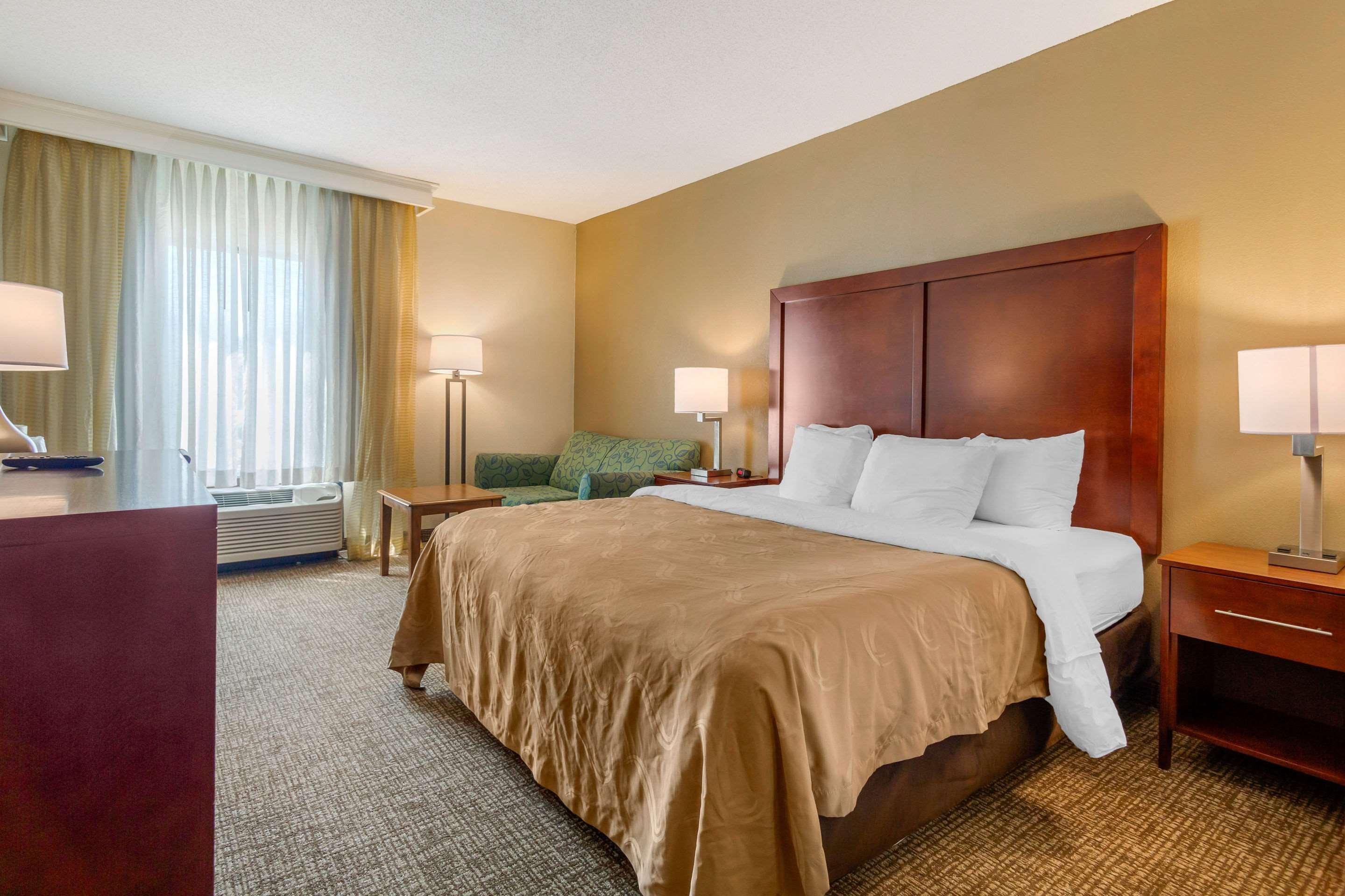 Quality Inn & Suites Olde Town Портсмут Екстер'єр фото